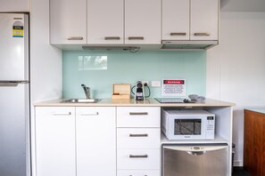 Fridge, microwave, oven, stovetop - Stylish Stay with Balcony in Heart of Gabba (Woolloongabba)