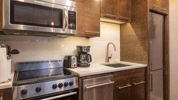 Frigorífico, microondas, horno y placa de cocina