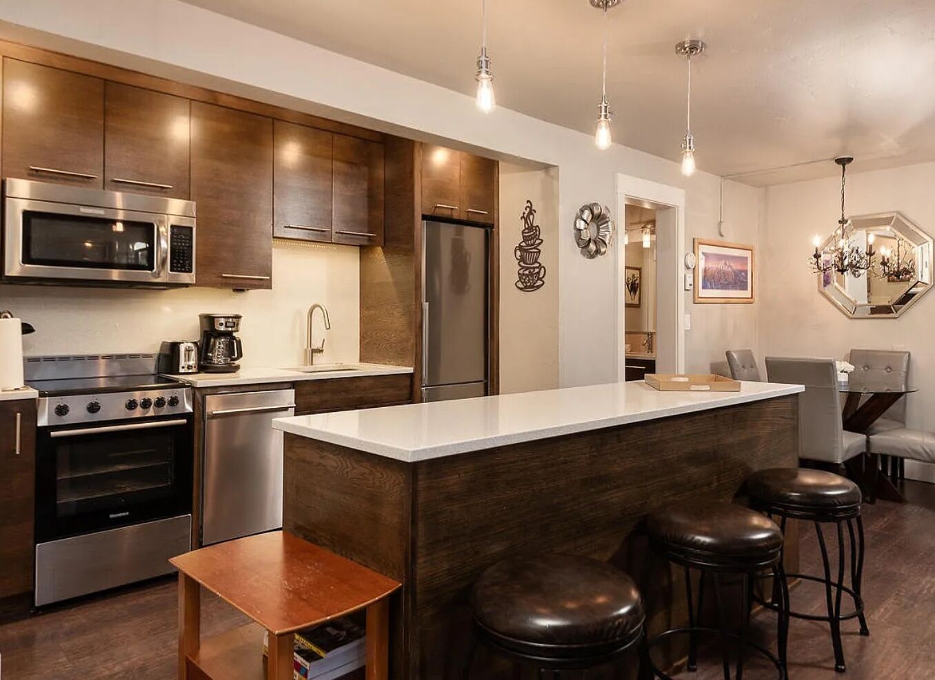 Kjøleskap, mikrobølgeovn, ovn og kokeplater