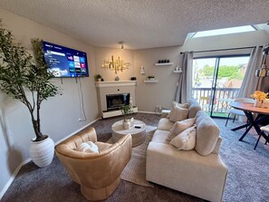 Smart-TV, Kamin, Arbeitsbereiche