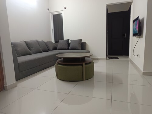 Skyhigh 2-bedroom apartment in fantastic Whitefield with WiFi