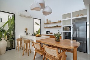 Deluxe Villa, Pool View | Dining room