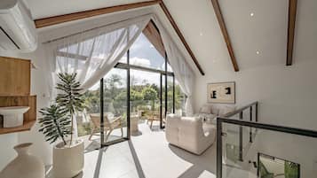 Vila Deluks, pemandangan kolam renang | Area keluarga | Smart TV 50-inci dengan saluran TV kabel