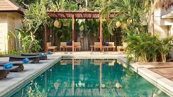 Piscina externa, guarda-sóis, espreguiçadeiras