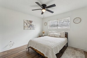 3 chambres, fer et planche à repasser, Wi-Fi, draps fournis