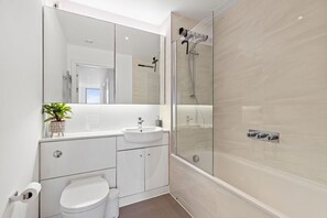Een douche, een haardroger, handdoeken