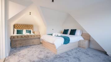 5 bedrooms, iron/ironing board, WiFi, bed sheets