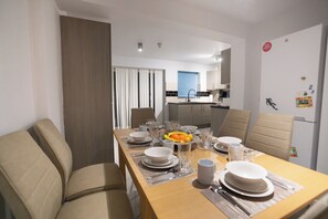 Dining - D'Luxe 5-Bed House - Sleeps 12 & Private Parking (london)