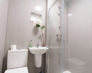Shower, hair dryer, towels - D'Luxe 5-Bed House - Sleeps 12 & Private Parking (london)