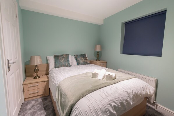 5 bedrooms, iron/ironing board, WiFi, bed sheets - D'Luxe 5-Bed House - Sleeps 12 & Private Parking (london)