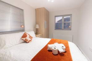 5 bedrooms, iron/ironing board, WiFi, bed sheets - D'Luxe 5-Bed House - Sleeps 12 & Private Parking (london)