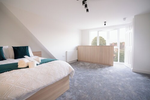 D'Luxe 5-Bed House - Sleeps 12 & Private Parking