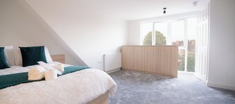 D'Luxe 5-Bed House - Sleeps 12 & Private Parking