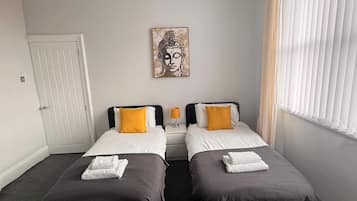 3 chambres, fer et planche à repasser, Wi-Fi, draps fournis