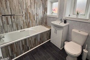 Secador de cabelo, toalhas de banho