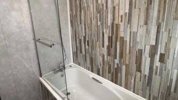 SĂšche-cheveux, serviettes fournies