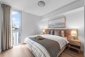 2 bedrooms, desk, iron/ironing board, travel cot - Hot in the City! 2Bed/2Bath/2Car/Study/Pool/Views (Brisbane City)