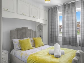 5 bedrooms, iron/ironing board, WiFi, bed sheets