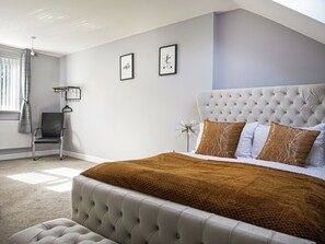5 bedrooms, iron/ironing board, WiFi, bed sheets