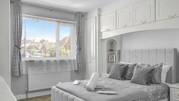 5 bedrooms, iron/ironing board, WiFi, bed sheets