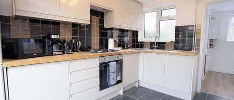 Kühlschrank, Mikrowelle, Ofen, Herdplatte