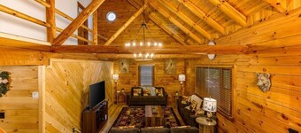 Lux cabin w/ Hot Tub~ Movie Theater~ Fire Pit ~EV