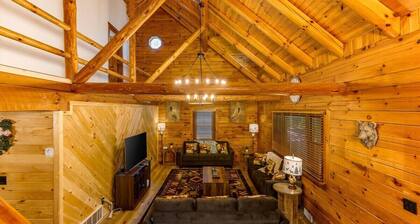 Lux cabin w/ Hot Tub~ Movie Theater~ Fire Pit ~EV
