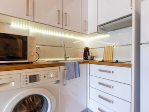 Réfrigérateur, micro-ondes, batterie de cuisine, vaisselle et ustensiles