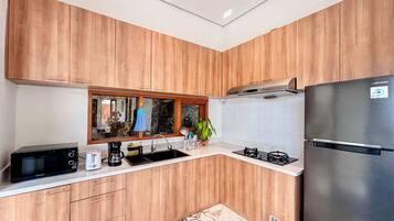 Full-size fridge, microwave, cookware/dishes/utensils