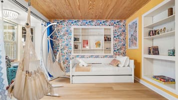 4 chambres, bureau, fer et planche Ă repasser, lit parapluie