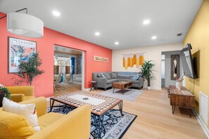 Smart-TV, Kamin, Videospiele, Tischfußball