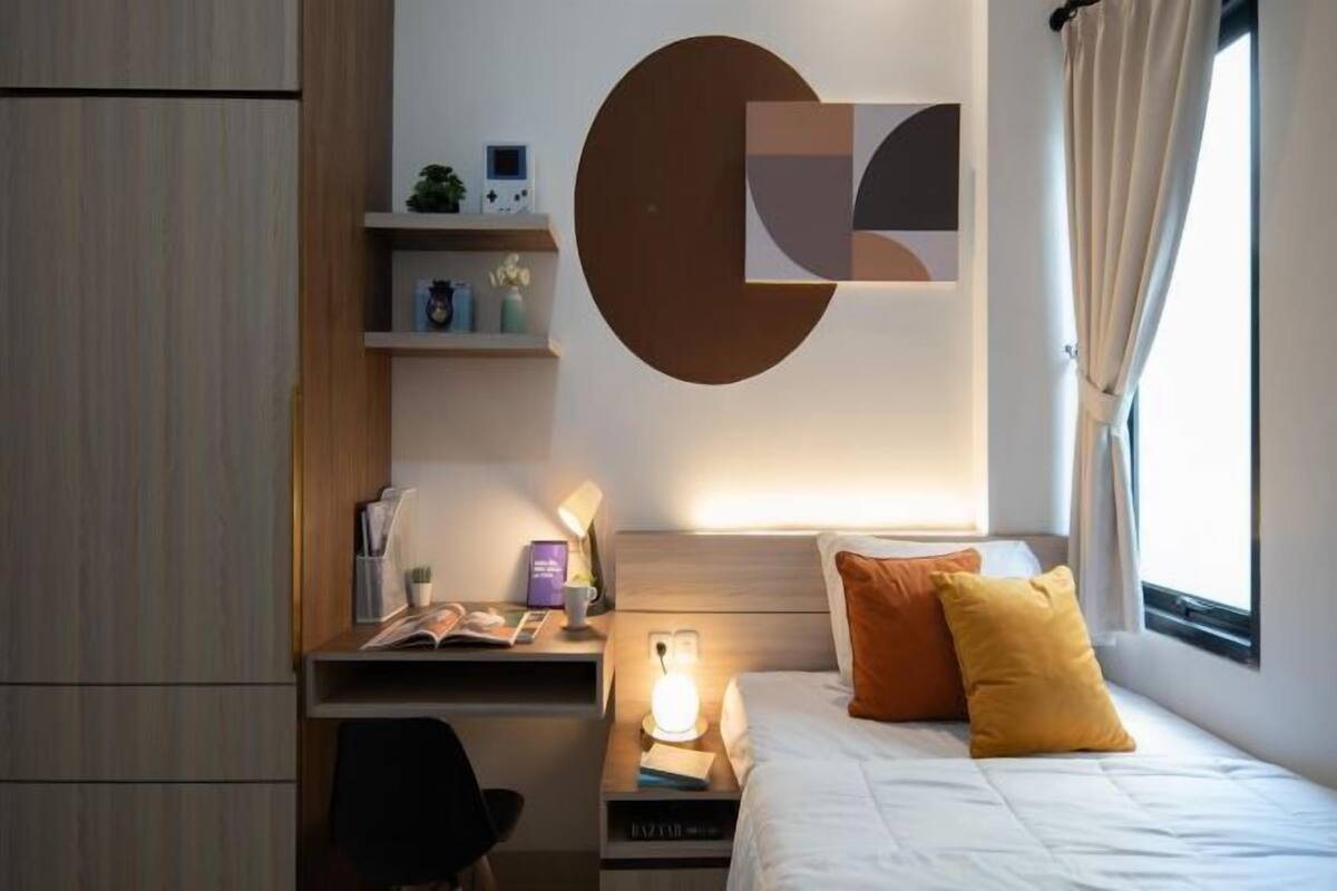 Desk, WiFi (free), bed sheets
