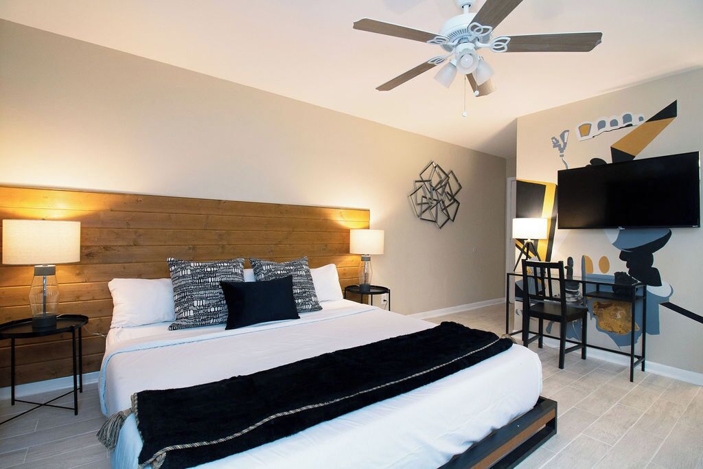 Työpöytä, silitysrauta/-lauta, vauvan matkasänky, Wi-Fi