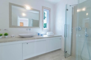 Shower, hair dryer, bidet, towels