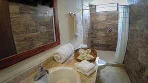 Shower, free toiletries, towels, soap - Casa Sacre (San Pedro Pochutla)