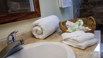 Basic Suite, Sea View | Bathroom | Shower, free toiletries, towels, soap
