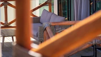 Suite básica, vista al mar | Área de sala de estar