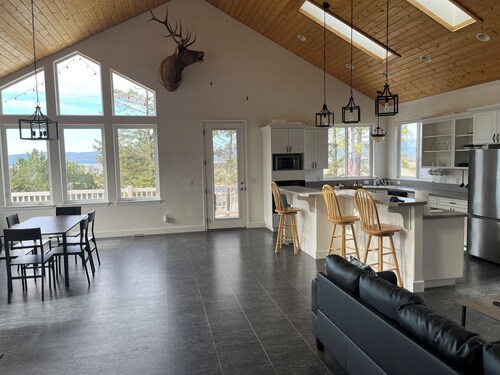 Spacious 2-bedroom house with AC, with great views between Whitefish & Kalispell