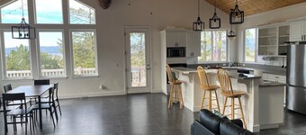 Spacious 2-bedroom house with AC, with great views between Whitefish & Kalispell