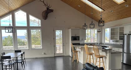 Spacious 2-bedroom house with AC, with great views between Whitefish & Kalispell