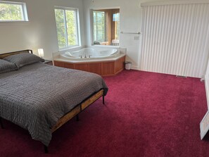 Room - Spacious 2-bedroom house with AC, with great views between Whitefish & Kalispell (Kalispell)