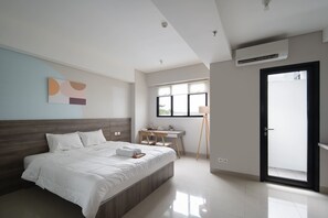 Phòng Suite Premium | Bàn, khu vực làm việc phù hợp cho laptop 
