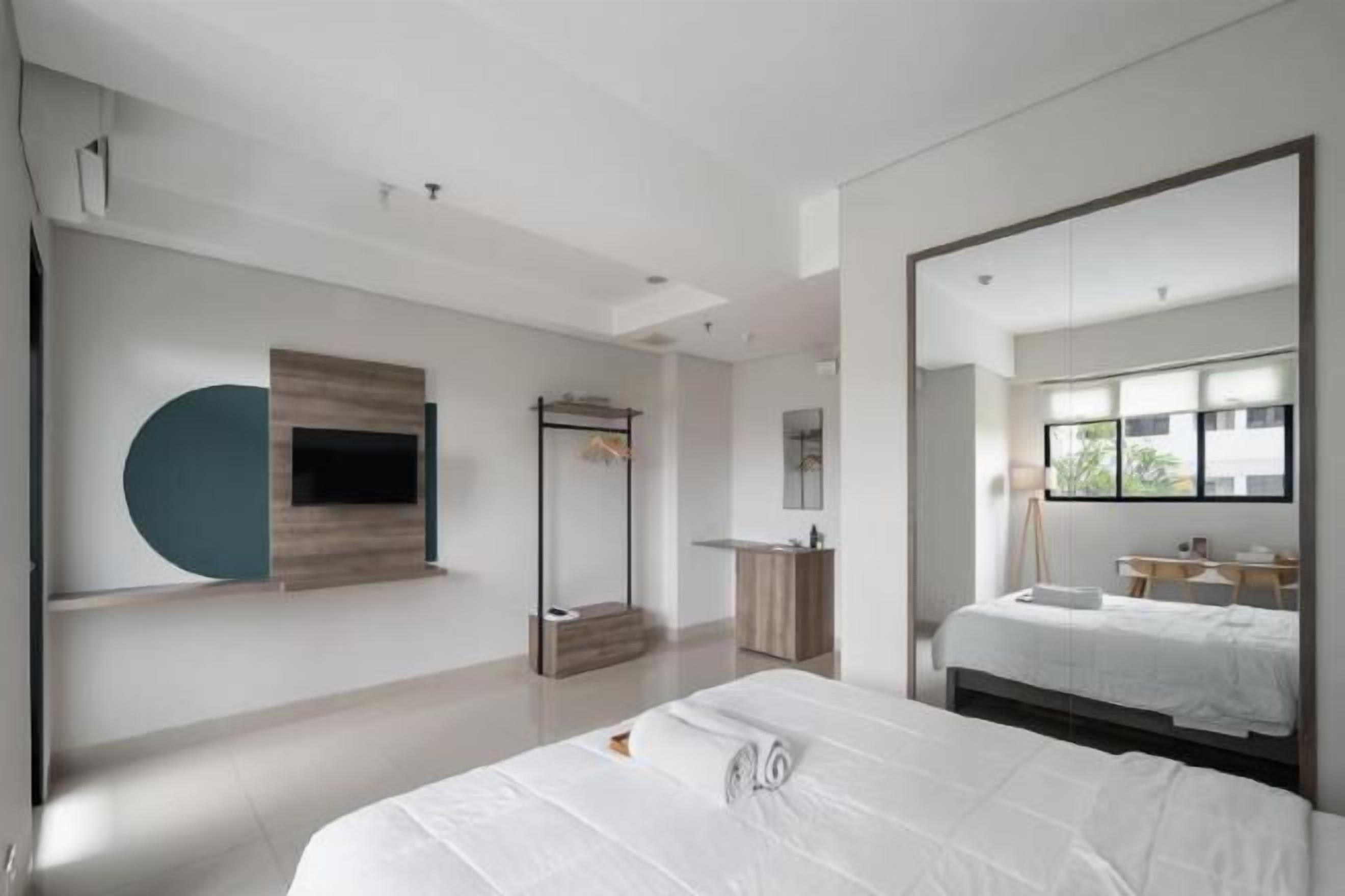 Desk, laptop workspace, free WiFi, bed sheets