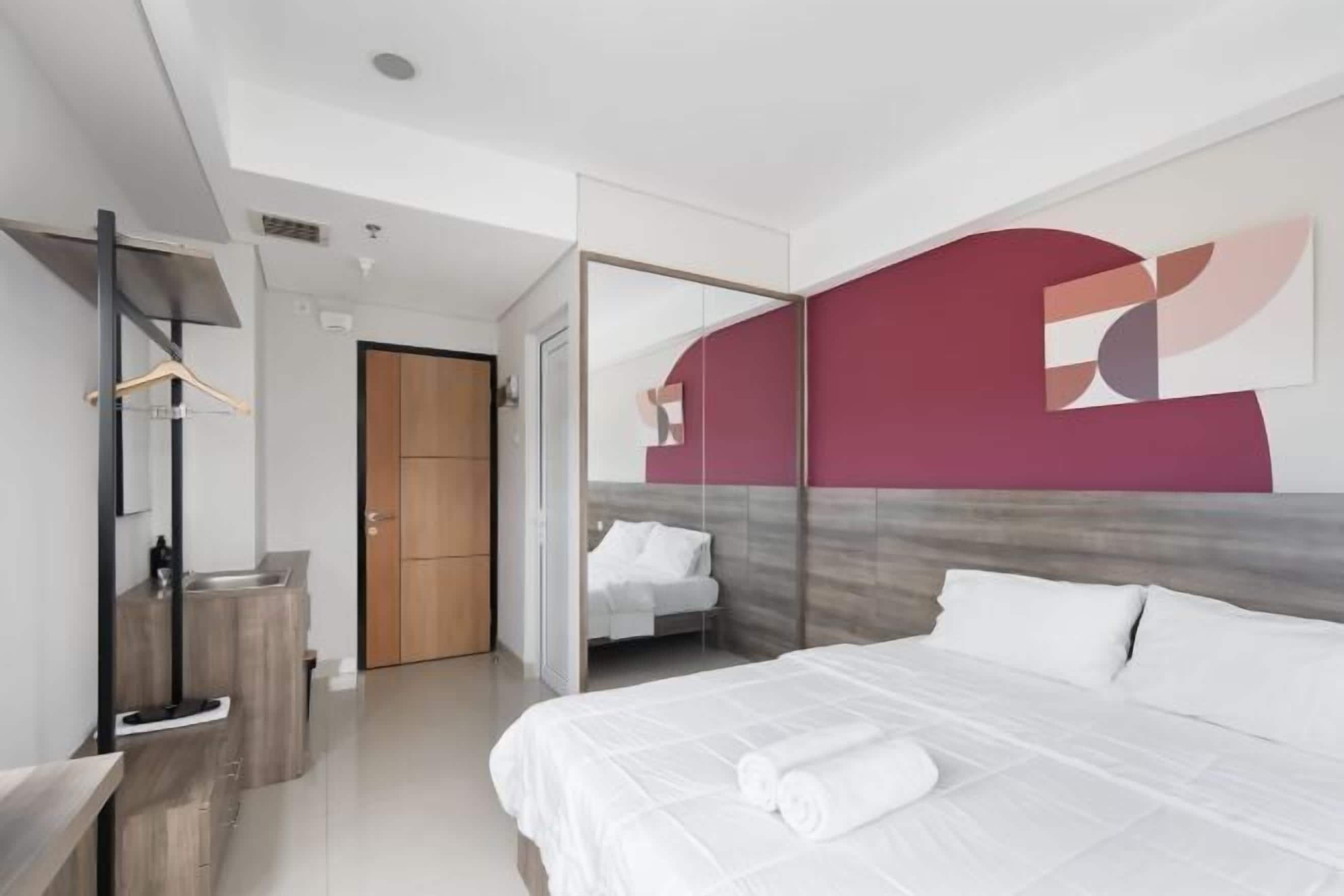 Desk, laptop workspace, free WiFi, bed sheets