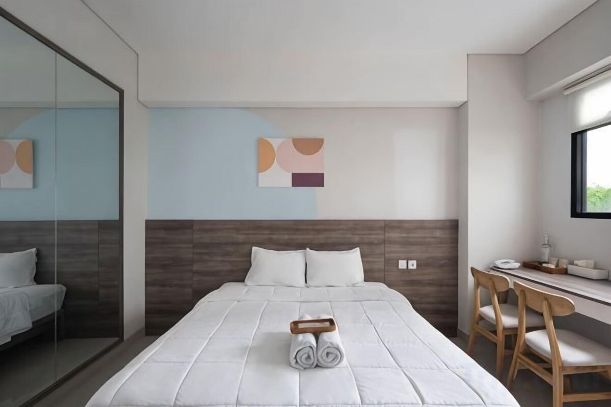 Desk, laptop workspace, WiFi (free), bed sheets