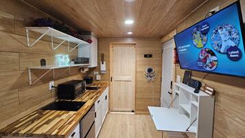 冰箱、微波炉、烤面包机、厨具/餐具