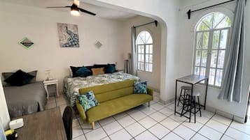 Estudio estándar | Decoración personalizada, muebles diferentes y escritorio