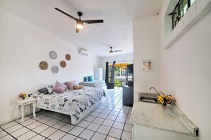 Individually decorated, individually furnished, desk, laptop workspace - NUEVA VISTA INN (La Cruz de Huanacaxtle)