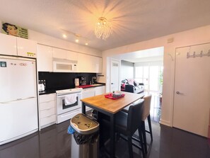 Private kitchen - Deluxe Suites Near CN Tower Rogers Centre Ripley's & Lake views & Free Parking (Toronto)