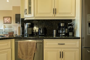 Micro-ondes, four, plaque de cuisson, lave-vaisselle